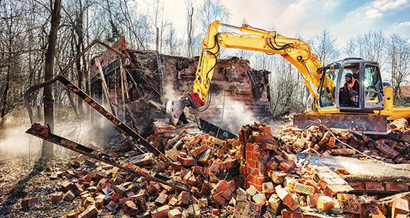 Bagger bei Abbrucharbeiten