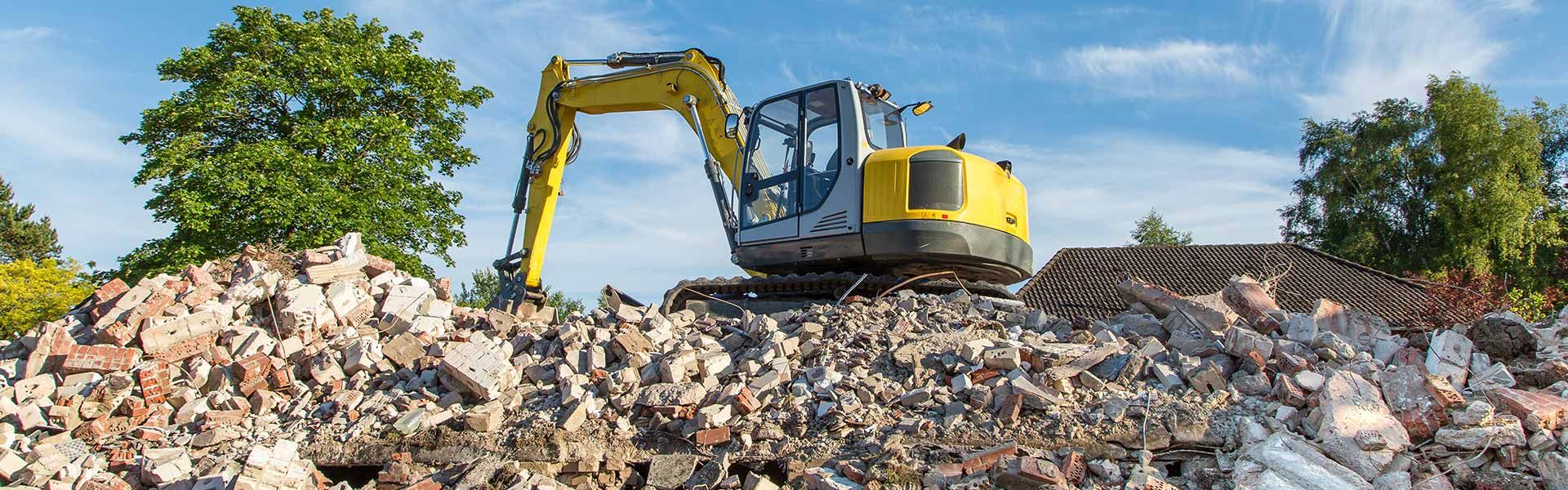 Bagger bei Abbrucharbeiten